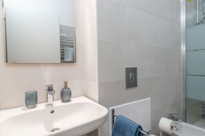 Dusj, hårføner og bidé