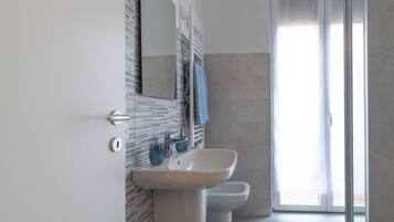 Dusche, Haartrockner, Bidet