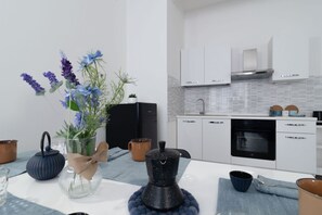 Fridge, oven, stovetop, cookware/dishes/utensils