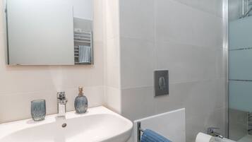Dusche, Haartrockner, Bidet
