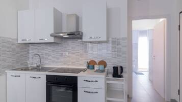 Kühlschrank, Ofen, Herdplatte, Kochgeschirr/Geschirr/Besteck