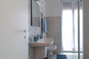 Shower, hair dryer, bidet - GuestHost - Cozy apartment of 85 sqm located on the second floor of a building with elevator, perfect for 6 people.The accommodation is located in the city center of Mantua (ZTL limited traffic zone, UNESCO), in less than 5 minutes walk you can reach all (Mantova)
