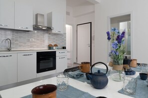 Réfrigérateur, un four, surface de cuisson, grille-pain