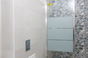 Douche, sĂšche-cheveux, bidet