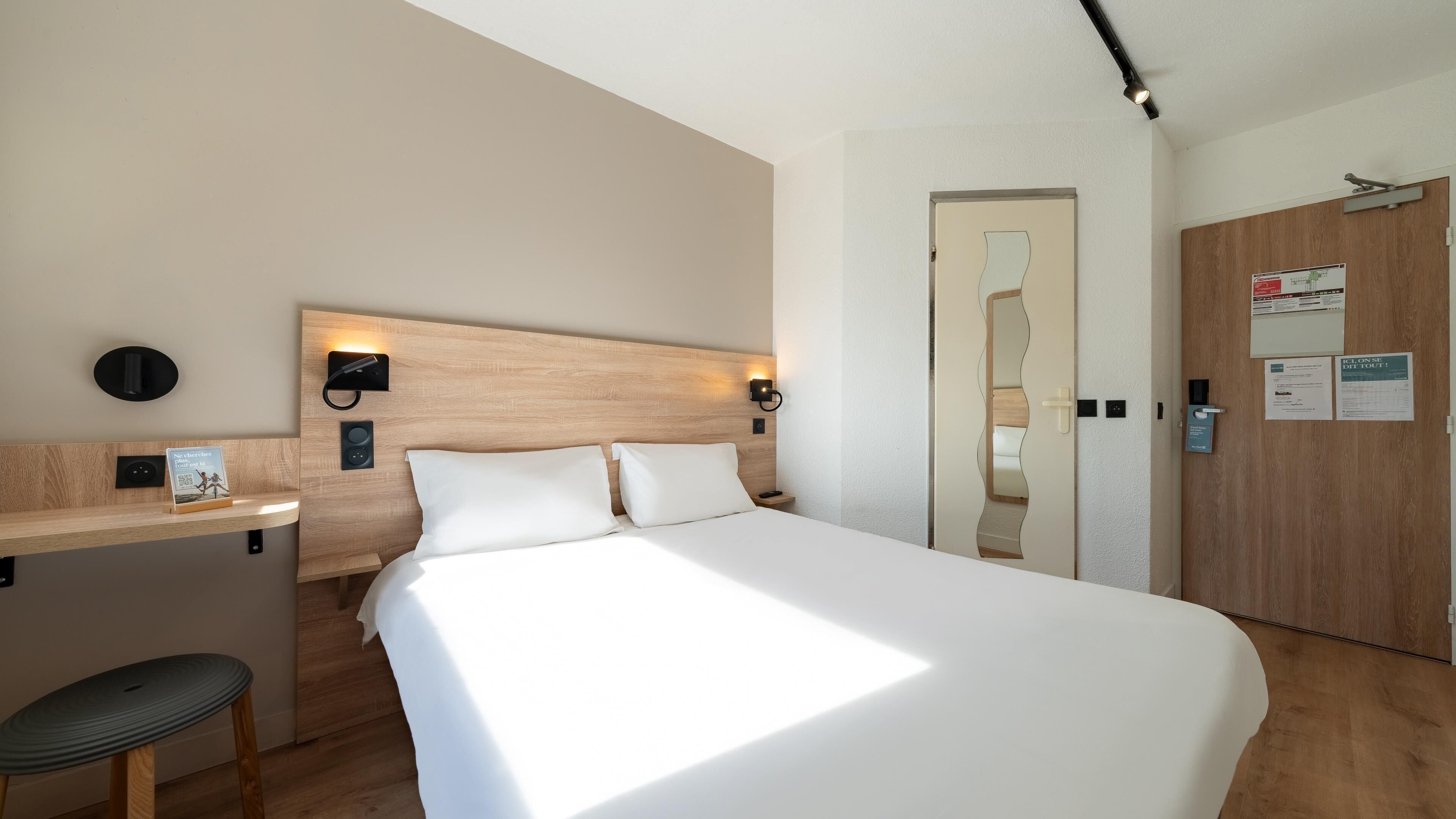 Bureau, fer et planche à repasser, draps fournis