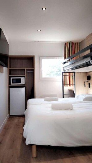 Triple Room, Multiple Beds | Desk, iron/ironing board, bed sheets