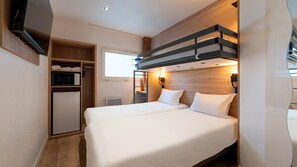 三人房, 多張床 | 書桌、熨斗/熨衣板、床單