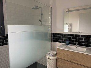 Douche, sèche-cheveux, serviettes fournies, papier toilette