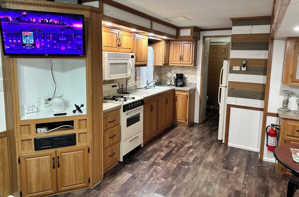 Fridge, microwave, oven, stovetop - The Farm, a cozy camper in delightful Cosby with AC, WiFi (Cosby)