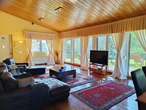 Smart TV - Casa Idílica Para 5 con Vistas al Prado y a 2 Minutos del Centro de Ajo (Ajo)