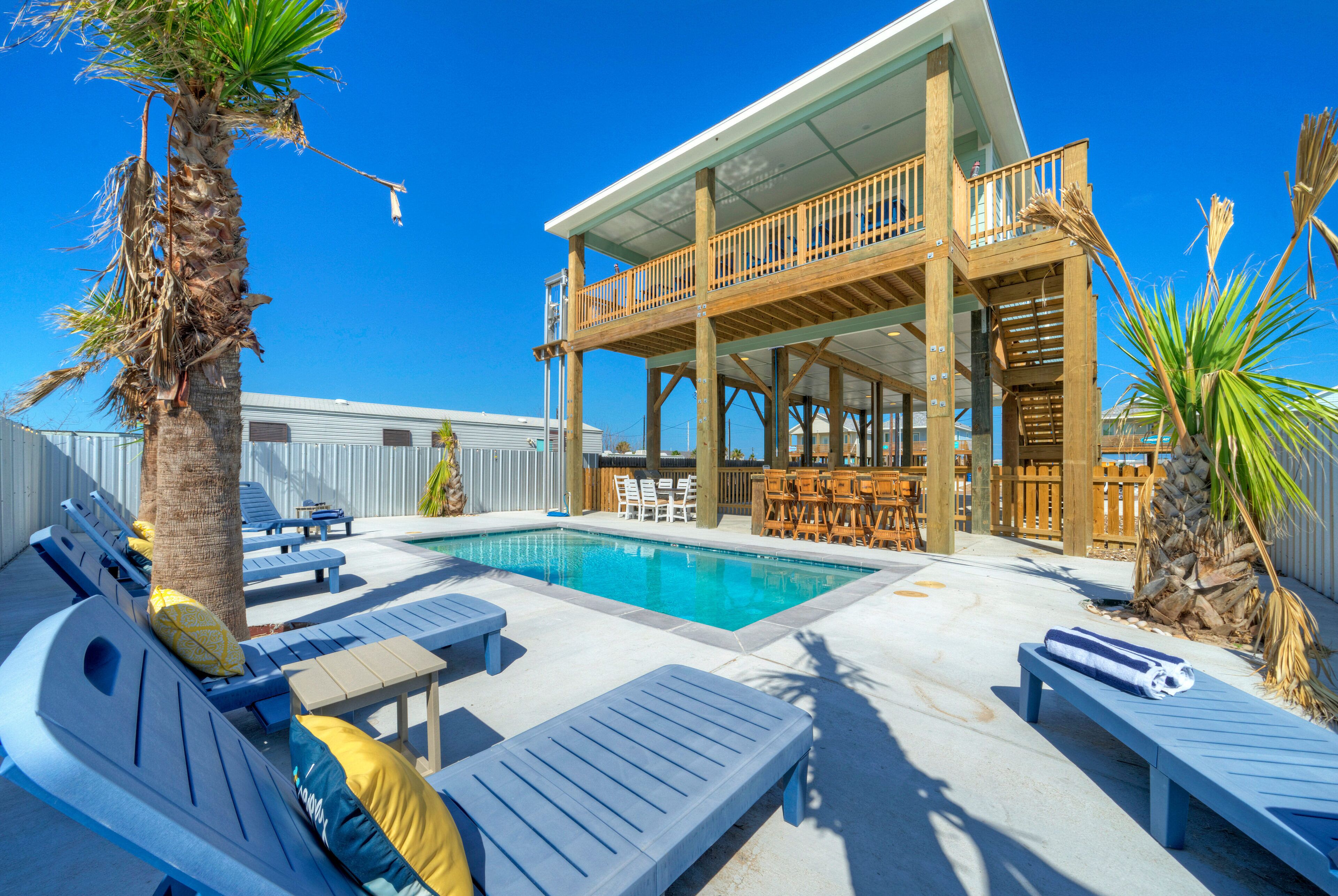 Frisky Flip Flopper by AvantStay | Pool + Views
