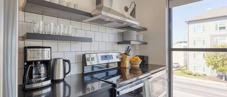 Frigorífico, microondas, horno y placa de cocina