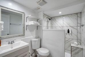 Douche, serviettes fournies