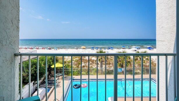 Ein Pool mit Blick auf Strand und Meer.