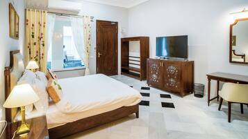 3 habitaciones, escritorio, tabla de planchar con plancha y wifi