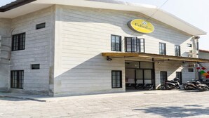 A building with a sign reading "Fvybed.com". - Fybed Guesthouse (Semarang)