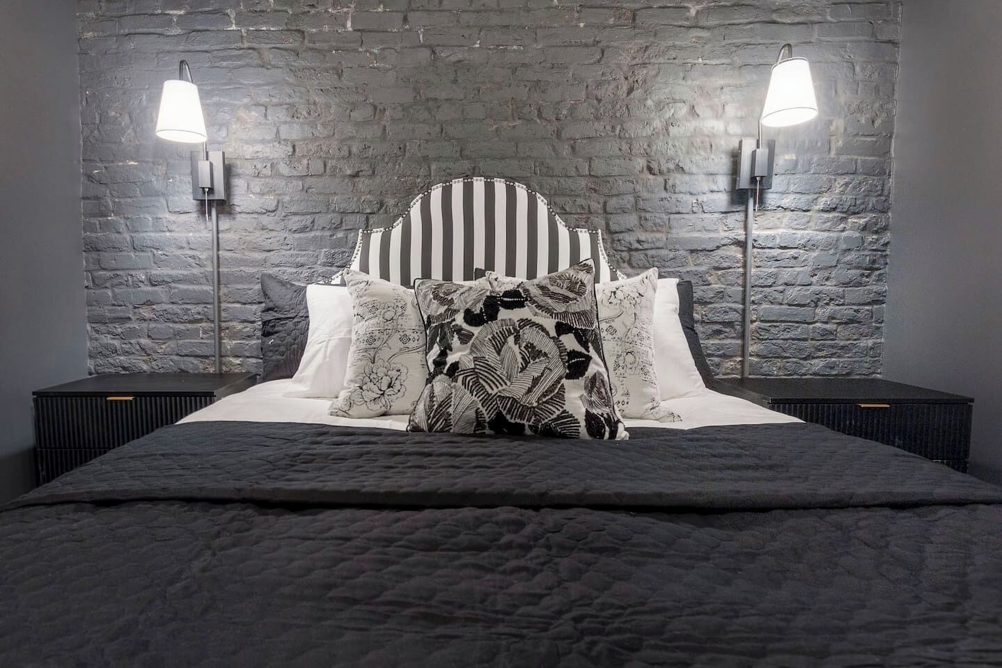 4 bedrooms, desk, iron/ironing board, travel cot