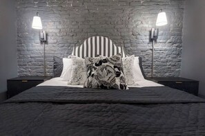 4 slaapkamers, een bureau, een strijkplank/strijkijzer, reisbedje