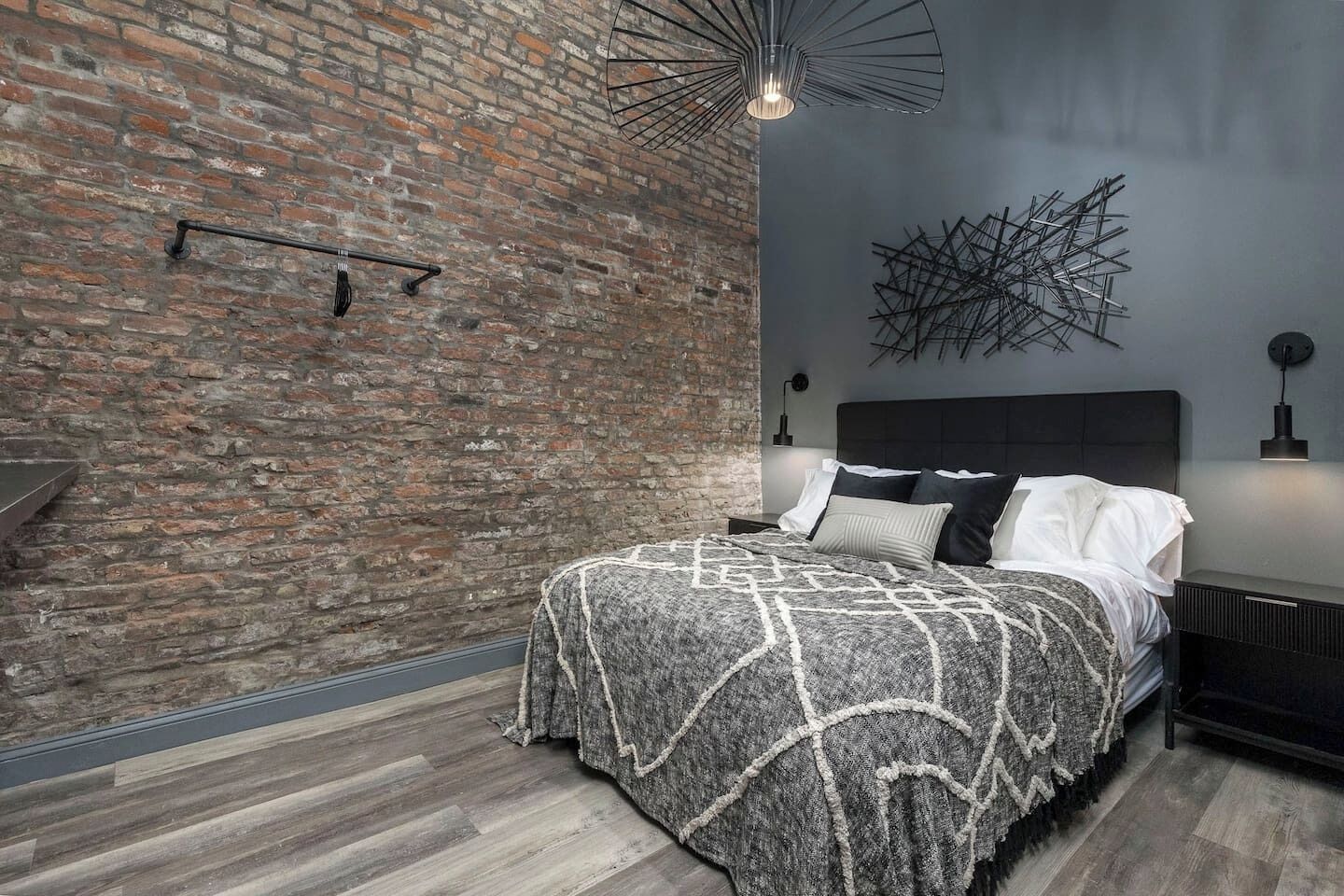 4 habitaciones, escritorio y tabla de planchar con plancha 