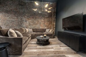 Living area - The Downtown Derby Stay (Louisville)