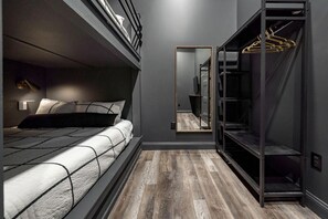 3 bedrooms, desk, iron/ironing board, travel cot - Downtown Derby Delight (Louisville)