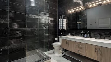 Secador de cabelo, toalhas de banho