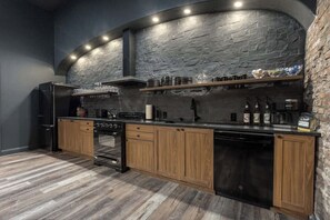 Fridge, microwave, oven, stovetop - Downtown Derby Delight (Louisville)