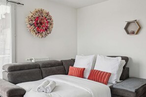 1 bedroom, desk, iron/ironing board, WiFi - Chic and comfortable apart with Parking and balcony (Bezons)