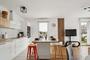 Fridge, microwave, oven, stovetop - Chic and comfortable apart with Parking and balcony (Bezons)