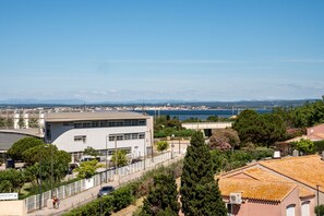 A coastal cityscape with modern buildings, a clear blue sky, and a view of the sea. - Sète, Apt 2 chambres, Terrasse et proximité plages (Sète)