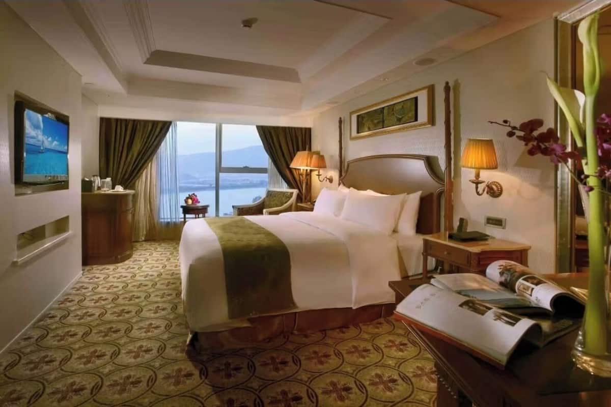 Superior Single Room, Lake View | Bed sheets