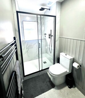 Shower, hair dryer, towels, soap - Luxury apartment in the heart of the village. (Rostrevor)
