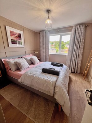 1 bedroom, iron/ironing board, WiFi, bed sheets - Luxury apartment in the heart of the village. (Rostrevor)