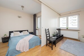 1 bedroom, individually furnished, laptop workspace, iron/ironing board - Apartment Near Stokłosy by Renters (Warsaw)