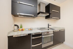 Fridge, stovetop, dishwasher, coffee/tea maker - Apartment Near Stokłosy by Renters (Warsaw)