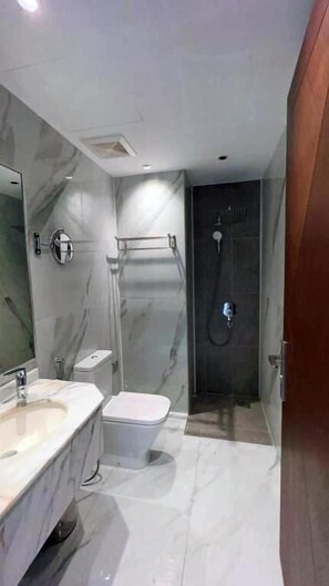 Family Apartment | Bathroom | Shower, rainfall showerhead, towels, soap - Glamour Inn Al Nuzha (Jeddah)