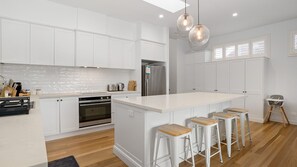 Micro-ondes, four, plaque de cuisson, lave-vaisselle