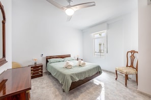3 slaapkamers, een strijkplank/strijkijzer, gratis wifi, beddengoed