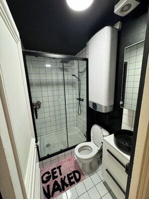 Een douche, een haardroger, handdoeken, zeep