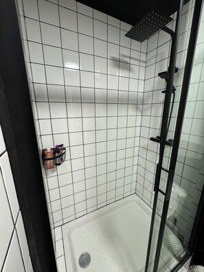 Dusche, Haartrockner, Handtücher, Seife