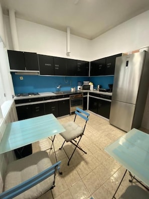 Family Room, Courtyard View | Private kitchen