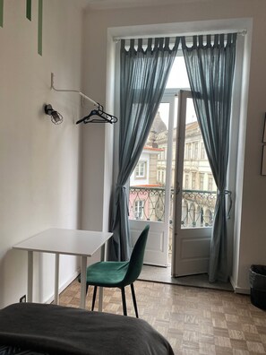 傳統共用宿舍 | 免費無線上網、床單