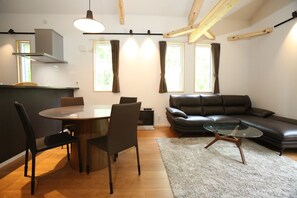 Living area - White peak cabin (Hakuba)