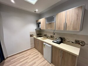 Estudi en suite executiu | Cuina privada | Cafetera i tetera