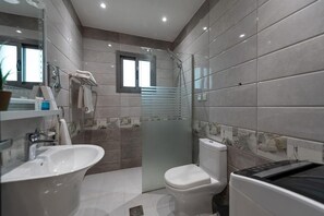 Executive Studio Suite | Bathroom | Shower, rainfall showerhead, designer toiletries, bidet - Holiday Plus Al Marwa (Jeddah)