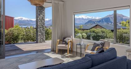 Lake View Heights - Luxury large modern House (244 sq mtr)