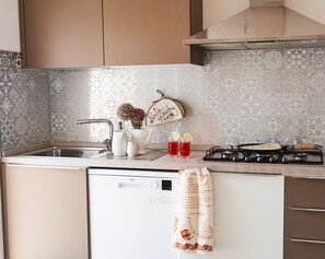 Micro-ondas, cooktop, lava-louças, cafeteira/chaleira