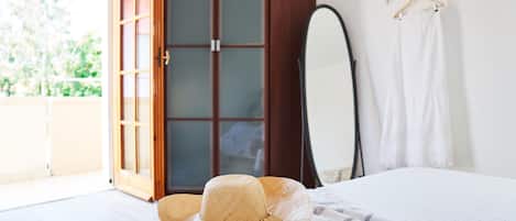 4 chambres, fer et planche à repasser, lit de bébé portatif