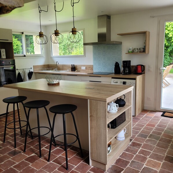 Frigorífico, microondas, horno y placa de cocina