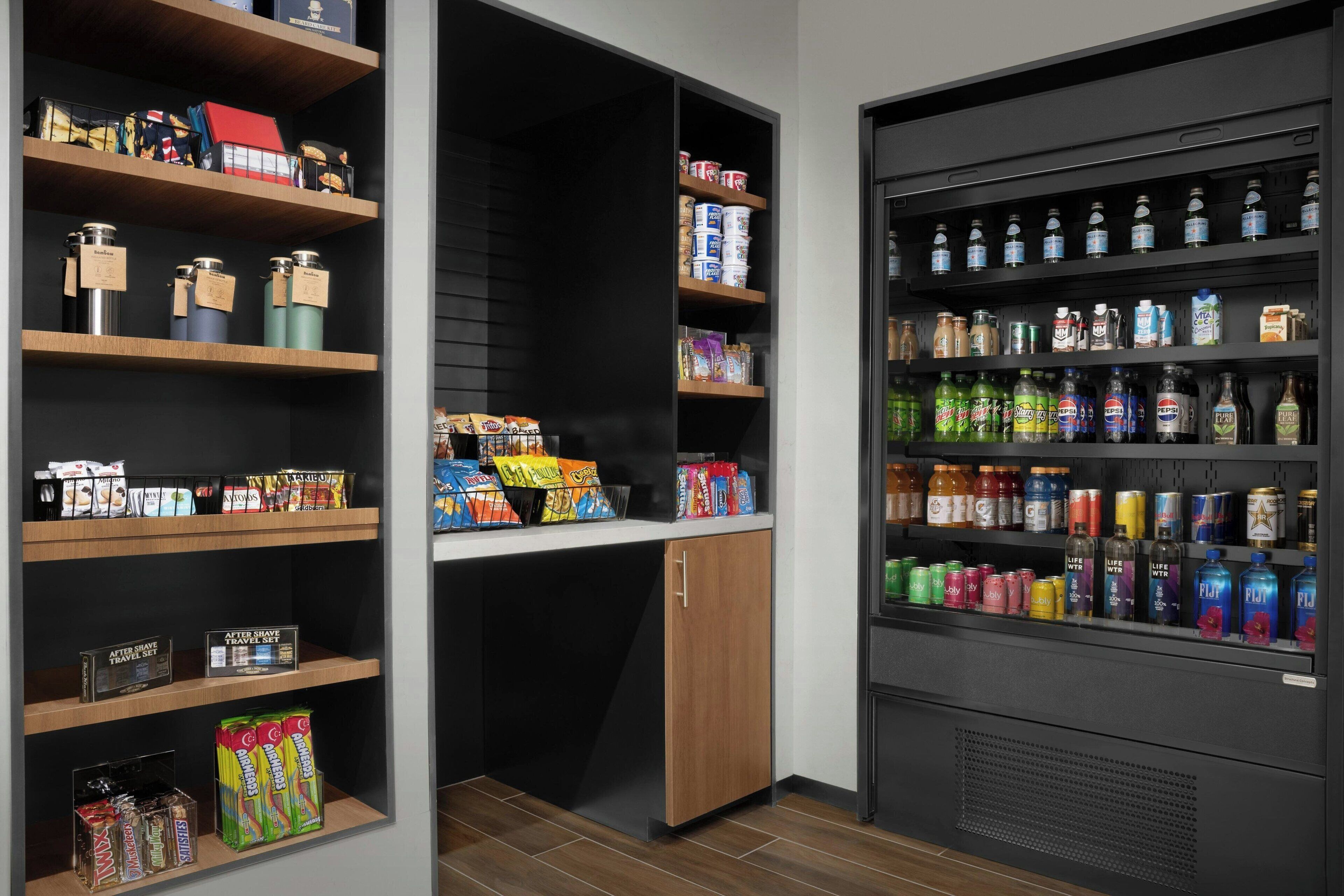 Un garde-manger bien organisé, avec des étagères remplies d’en-cas, de conserves et de boissons en bouteille.